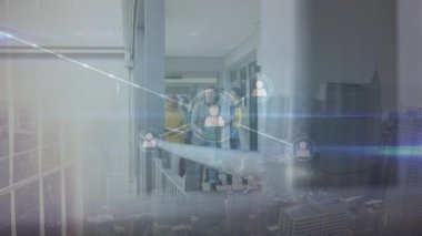 İki farklı iş adamı üzerindeki simgelerle bağlantı ağının animasyonu. Küresel iş, finans, veri işleme ve dijital arayüz kavramı dijital olarak oluşturulmuş video.