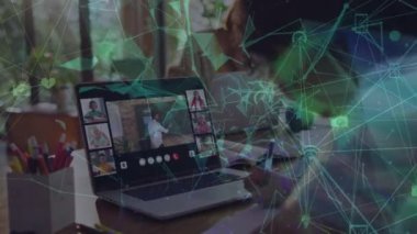 Bilgisayarı kullanarak beyaz bir kız öğrenciyle bağlantı ağının animasyonu. Dijital olarak oluşturulan öğrenim ve eğitim konsepti.