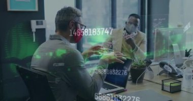 Ofiste tartışan yüz maskesi takan iki farklı erkek meslektaşın numarasını değiştiriyor. Küresel finans ve iş teknolojisi kavramı