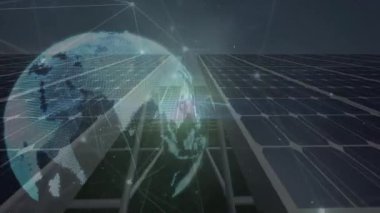 Güneş panelleri üzerindeki bağlantı ve küre ağının animasyonu. Yeşil enerji, eko gücü, bağlantı ve teknoloji konsepti dijital olarak oluşturulmuş video.