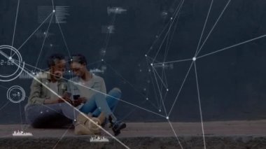 Akıllı telefonlar kullanan mutlu Afro-Amerikan ikiz kadınlar üzerindeki bağlantıların animasyonu. Aile, ilişki, bağ, iletişim ve teknoloji konsepti dijital olarak oluşturulmuş video.