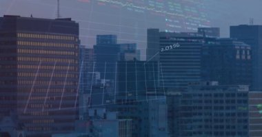 Şehir manzarası ile veri işleme animasyonu. Küresel işletme finansmanı ve dijital arayüz kavramı dijital olarak oluşturulmuş video.