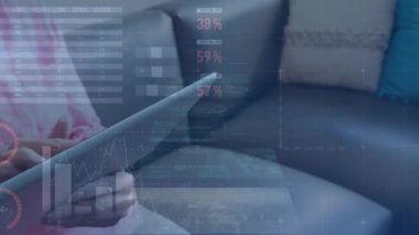 Tablet kullanan beyaz bir kadının ellerinde finansal verilerin ve grafiklerin animasyonu. Küresel iş, finans, ekonomi ve teknoloji kavramı dijital olarak oluşturulmuş video.