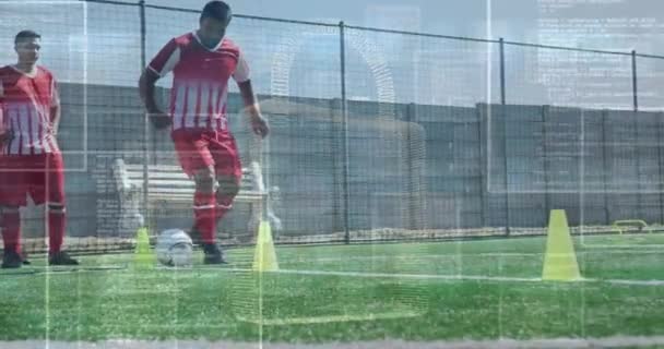 Animación Candado Procesamiento Interfaz Sobre Entrenamiento Birracial Futbolista Masculino Pitch — Vídeo de stock