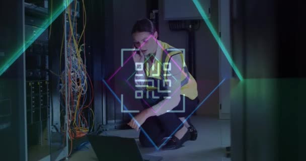 Анимирование Цифровой Обработки Данных Кода Над Женщиной Работающей Серверной Комнате — стоковое видео