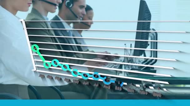 Animace Finančního Grafu Přes Různé Skupiny Podnikatelů Pomocí Telefonních Sluchátek — Stock video