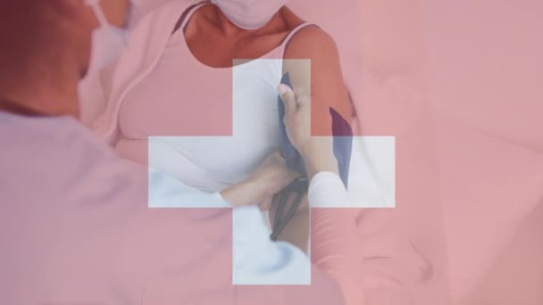 Animação Bandeira Suíça Sobre Diversos Médicos Pacientes Usando Máscaras Faciais — Vídeo de Stock