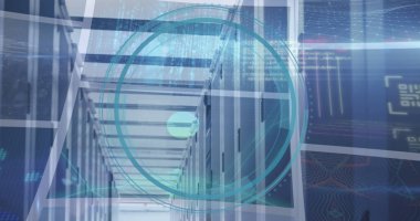 Veri işleme ve sunucu odasının üzerindeki dijital ekranların resmi. Sosyal medya ve dijital arayüz konsepti dijital olarak oluşturuldu.