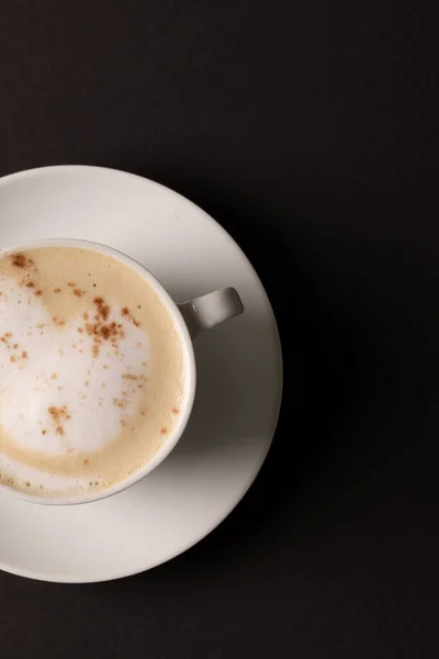 Siyah Arka Planda Sütlü Beyaz Bir Fincan Kahve Kahve Içecek — Stok fotoğraf