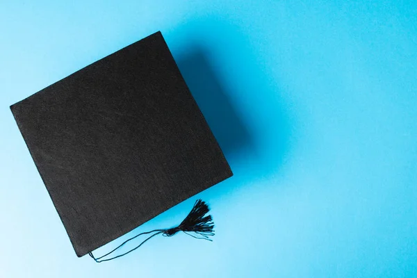 Afbeelding Van Zwarte Graduatiehoed Blauw Oppervlak Met Kopieerruimte School Onderwijs — Stockfoto