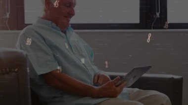 Tablet kullanan beyaz erkek doktorun üzerindeki dünyanın animasyonu. Küresel iş bağlantıları dijital arayüz ve teknoloji konsepti dijital olarak oluşturulmuş video.