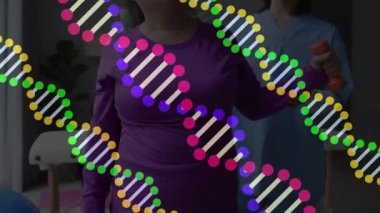 Asyalı kadın fizyoterapistin hastayı tedavi etmesinin üzerindeki DNA ipliklerinin animasyonu. Küresel tıp ve dijital arayüz kavramı dijital olarak oluşturulmuş video.