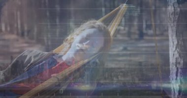 Beyaz bir kadının hamakta dijital veri işleme animasyonu. Dijital olarak oluşturulmuş küresel bağlantılar, veri işleme ve dijital arayüz kavramı.