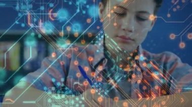 Beyaz çocuğun okulda öğrenmesi üzerine entegre devrelerin animasyonu. Eğitim, okul, teknoloji konseptiyle öğrenme dijital olarak oluşturulmuş video.