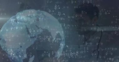 Kafkasyalı doktor üzerinde dijital arayüz ve dünyanın animasyonu. Küresel tıp, teknoloji, veri işleme ve dijital arayüz kavramı dijital olarak oluşturulmuş video.