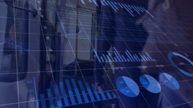 Çeşitli insanlar üzerinde finansal veri işleme animasyonu. Dijital olarak oluşturulan küresel finansman, bilgisayar ve dijital arayüz kavramı.