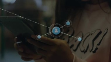 Akıllı telefonlu Asyalı çocuğun elleri üzerinden bağlantı ağının animasyonu. Eğitim, okul, teknoloji konseptiyle öğrenme dijital olarak oluşturulmuş video.