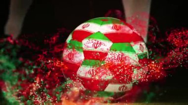 İran bayrağı animasyonu ve futbolcu topa vuruyor. Küresel spor, vatanseverlik ve dijital arayüz kavramı dijital olarak üretilen video.