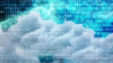Bulutlarla gökyüzünde işlenen veri animasyonu. Küresel iş, bilgisayar ve dijital arayüz kavramı dijital olarak oluşturulmuş video.