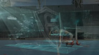 Beyaz kadının stadyumda koşuya hazırlandığı ekranda dijital asma kilit canlandırması. Veri güvenliği, spor, eğitim, aktif yaşam tarzı ve teknoloji konsepti dijital olarak oluşturulmuş video.