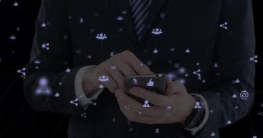 Akıllı telefon kullanan iş adamlarının medya simgelerinin canlandırılması. İletişim vatanseverliği ve sosyal ağ konsepti dijital olarak oluşturulmuş video.