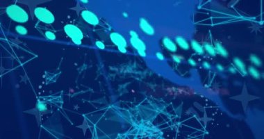 Mavi dünya haritasındaki iletişim ağı üzerinden grafik ve veri işleme animasyonu. Küresel iletişim, iş, veri ve dijital arayüz kavramı dijital olarak oluşturulmuş video.