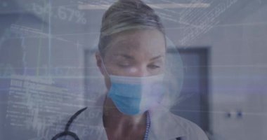 Yüz maskesi takan beyaz kadın doktor üzerinde veri işleme ve küre animasyonu. Dijital olarak üretilen küresel covid 19 salgın, ilaç ve sağlık konsepti.