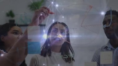 Ofisteki çeşitli iş adamlarıyla olan bağlantıların animasyonu. Ağ, bağlantılar, iş ve teknoloji konseptindeki iletişim dijital olarak oluşturulmuş video.