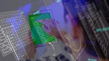 Asyalı adamın kopya alanı olan tablet kullanmasının verileri ile dijital ekranın animasyonu. Dijital olarak oluşturulmuş küresel bağlantılar, veri işleme ve teknoloji konsepti.