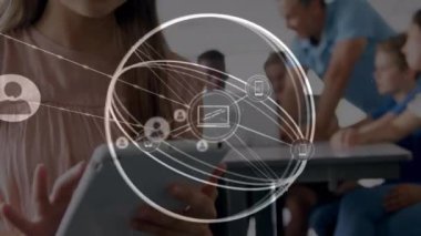 Çeşitli öğrenci ve öğretmenler üzerinde simgeler ve beyaz çemberlerle bağlantı ağının animasyonu. Küresel eğitim, bağlantılar ve dijital arayüz kavramı dijital olarak oluşturulmuş video.