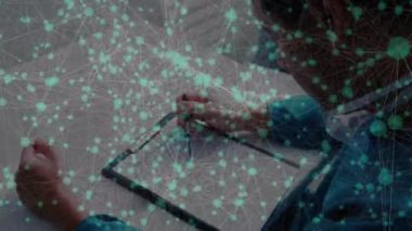 Kafkas erkek doktorların not tutması üzerine bağlantı ağının animasyonu. Dijital olarak üretilen sağlık, tıp, bağlantılar ve teknoloji konsepti.
