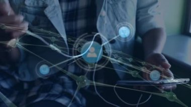 Akıllı telefonlu Afro-Amerikan genç kız üzerinden bağlantı ağının animasyonu. Eğitim, okul, teknoloji konseptiyle öğrenme dijital olarak oluşturulmuş video.