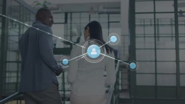 İki farklı iş adamı üzerindeki simgelerle bağlantı ağının animasyonu. Küresel iş, finans, veri işleme ve dijital arayüz kavramı dijital olarak oluşturulmuş video.