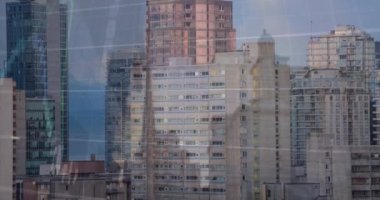 Şehir manzarası üzerinde finansal grafik ve veri işleme animasyonu. Küresel iş, finans, veri işleme ve dijital arayüz kavramı dijital olarak oluşturulmuş video.