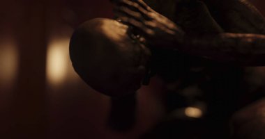 Karanlık tüneldeki canavar gibi sersemlemiş bir insan görüntüsü. Korku, korku, resim oyunları ve dijital olarak üretilen bilim kurgu konsepti.