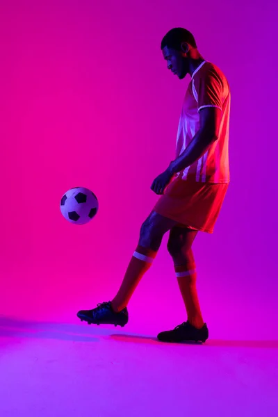 Africký Americký Fotbalista Fotbalem Nad Neonově Růžovým Osvětlením Sport Pohyb — Stock fotografie