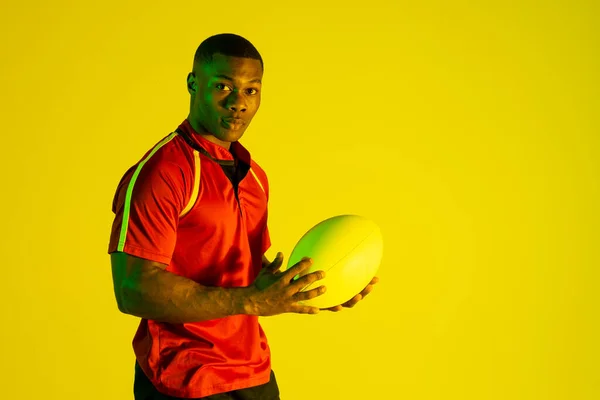 Ritratto Giocatore Rugby Afroamericano Con Pallone Rugby Illuminazione Gialla Sport — Foto Stock