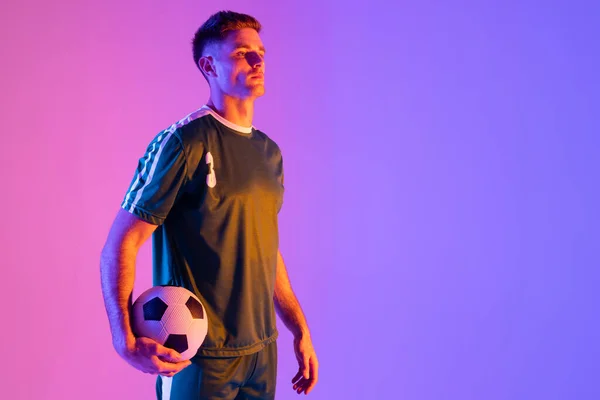 Běloch Mužský Fotbalista Fotbalem Nad Neonově Růžovým Osvětlením Sport Pohyb — Stock fotografie