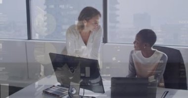 Dizüstü bilgisayar ve bitcoin simgeleri kullanılarak internetin animasyonu. Küresel iş bağlantıları dijital arayüz ve teknoloji konsepti dijital olarak oluşturulmuş video.