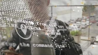 Kafkas adam üzerinde kahve eşliğinde veri işleme ve küre animasyonu. Küresel iş ve dijital arayüz kavramı dijital olarak oluşturulmuş video.