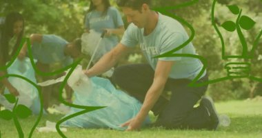 Çeşitli gönüllülerin atıkları ayırması üzerine ekoloji ikonlarının animasyonu. Geri dönüşüm haftası, ekoloji ve kutlama konsepti dijital olarak oluşturulmuş video.