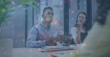 Ofisteki çeşitli iş adamları üzerinde kalkan simgesiyle veri işleme animasyonu. Küresel iş, bilgisayar ve dijital arayüz kavramı dijital olarak oluşturulmuş video.