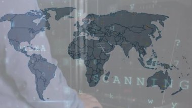 Beyaz erkek işçilerin sunucu odasındaki dünya haritasının animasyonu. Küresel iş ve dijital arayüz kavramı dijital olarak oluşturulmuş video.