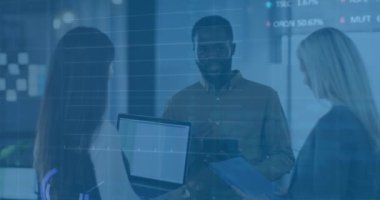 Ofisteki çeşitli iş adamları üzerinde finansal veri işleme animasyonu. Küresel iş ve dijital arayüz kavramı dijital olarak oluşturulmuş video.