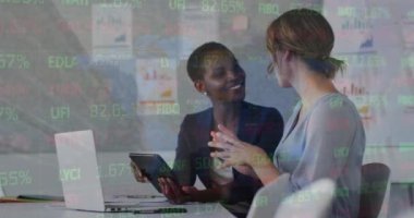 Ofisteki çeşitli kadın iş arkadaşlarının finansal verilerinin ve grafiklerinin animasyonu. İş, finans, ekonomi ve işbirliği konsepti dijital olarak oluşturulmuş video.