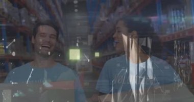 Depodaki çeşitli işçiler üzerinde veri işleme animasyonu. küresel iş ve dijital arayüz kavramı dijital olarak oluşturulmuş video.