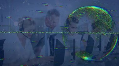 Ofisteki çeşitli iş adamlarının veri işleme ve küresinin animasyonu. Küresel iş ve dijital arayüz kavramı dijital olarak oluşturulmuş video.