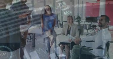 Çeşitli insan grupları üzerinde veri işleme animasyonu. Küresel iş, finans, veri işleme ve dijital arayüz kavramı dijital olarak oluşturulmuş video.