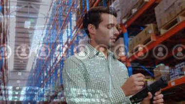 Kafkasyalı depo çalışanı üzerinden finansal veri işleme animasyonu. Küresel iş, finans, veri işleme ve dijital arayüz kavramı dijital olarak oluşturulmuş video.