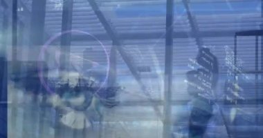 Yürüyen iş adamları üzerinde veri işleme animasyonu. küresel iş ve dijital arayüz kavramı dijital olarak oluşturulmuş video.